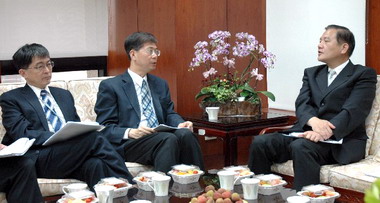 許明財赴研考會爭取英語友善城市環境建構(圖)