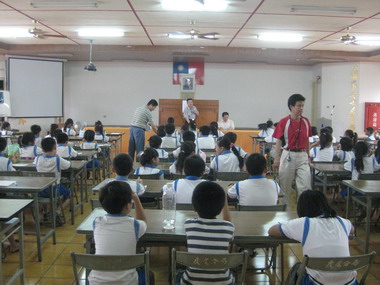 學童至虎尾警分局參觀真高興(圖)