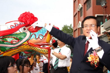 龍舟點睛儀式揭開序幕龍舟賽6月12日開幕(圖)