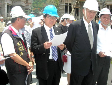 吳敦義勘查水里新山村永久屋興建基地(圖)