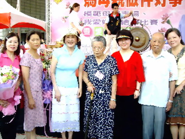 邵曉鈴頒獎表揚模範母親(圖)