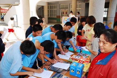 推行禮貌運動(圖)