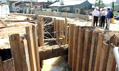 許明財勘查慈雲路附近下水道排水改善工程(圖)