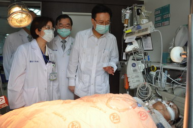 卓伯源今上午探視沼氣意外傷重縣民(圖)