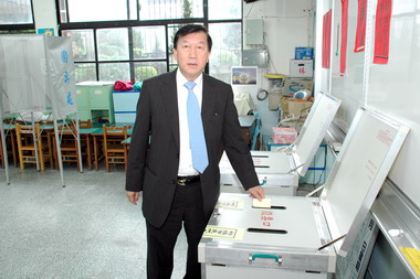 邱鏡淳視察投開票所投票情形(圖)