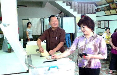 村里長暨市民代表選舉劉政鴻投下神聖票(圖)