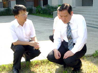 許明財勘查青草湖國小小黑蚊肆虐情形(圖)