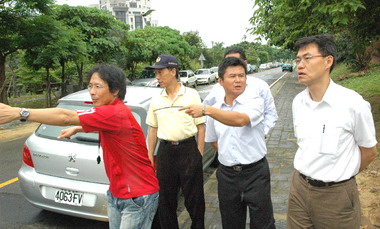 許明財現勘建功國小放學交通安全狀況(圖)