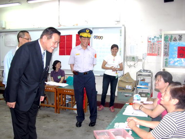 許明財巡視各區投開票所(圖)
