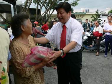 端午前夕傅崐萁慰問中低收入戶(圖)