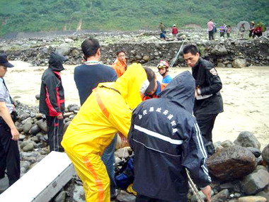 陳有蘭溪水暴漲砂石車司機受困沙洲(圖)