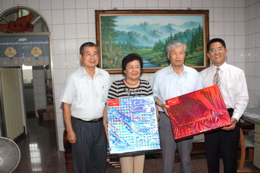 端午前夕黃健庭關懷已退休同仁(圖)