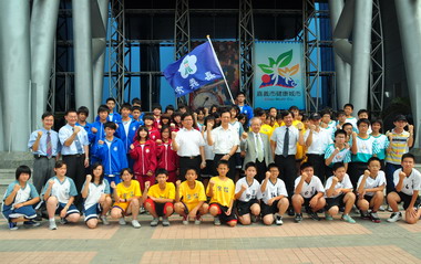 99年全國各級學校拔河比賽嘉市代表隊授旗(圖)