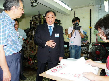 張通榮視察選票印製情形(圖)