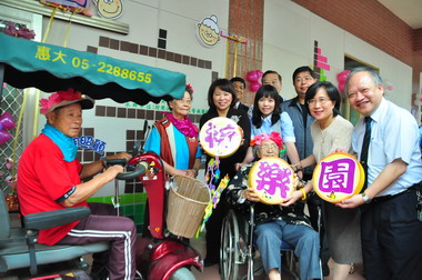 祈樂園老人日間照顧中心掛牌(圖)