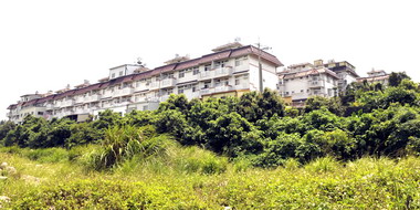 劉政鴻勘查五南里翡翠別莊地基下陷情況(圖)