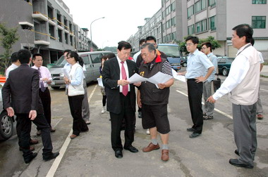 邱鏡淳會勘社區活動中心預定地(圖)