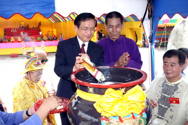 許添財參加蓬萊朝聖域南方聖火大聖會(圖)