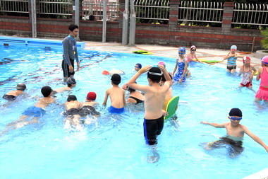 集集公所派車接送學童上泳課服務一流(圖)