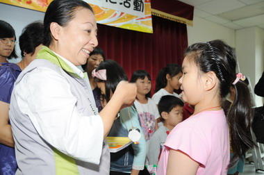 嘉縣辦與身障朋友同樂共度端午佳節(圖)