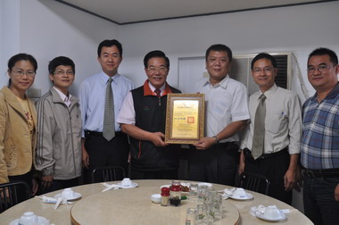 王乾發頒贈陳冠助榮譽縣民證(圖)