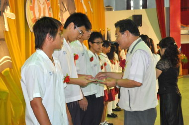 王乾發參加澎水98學年度畢業典禮(圖)