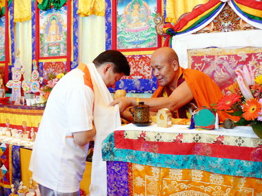 傅崐萁參加阿閦佛超渡火供長壽佛祈福法會(圖)