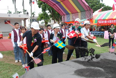 張花冠主持灣內國小老舊校舍改建動土(圖)