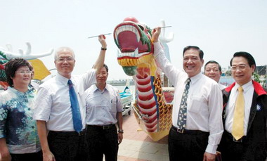 端午節來臨許明財主持龍舟點睛開光儀式(圖)