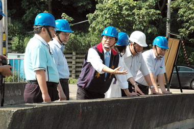 邱鏡淳視察寶山鄉鹽港溪河川整治(圖)