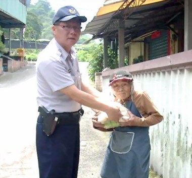 管區用行動與獨居老人搏感情(圖)