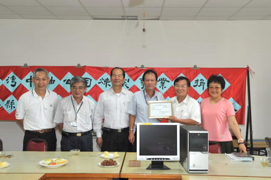 台灣中油送電腦雲林古坑學子(圖)