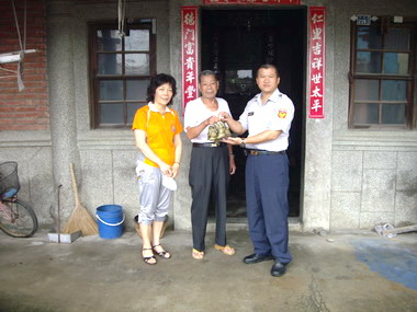虎尾警與社區協會關懷弱勢贈粽子度端節(圖)