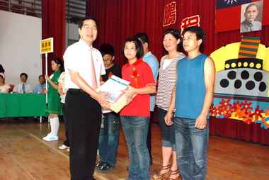 李朝卿參加弓鞋國小畢業典禮(圖)