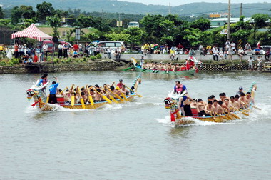 竹縣辦划龍船比賽民眾加油聲不斷(圖)