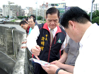 許明財勘查溪洲大橋安全監控系統(圖)