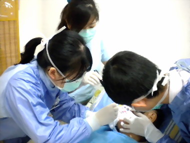 中風後咬牙切齒 老翁唇險潰爛(圖)