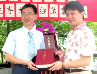 陳錦倫贈匾額予中國媒體人(圖)