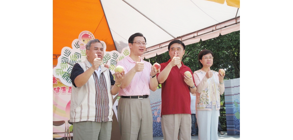 桃園縣長吳志揚 促銷台灣水蜜桃(圖)
