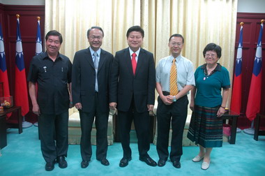 鐘威昇徐森彥榮調前往縣府拜會傅崐萁(圖)