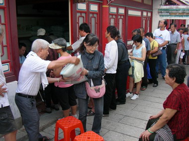 府城隍廟愛心慰助低收入戶家庭領受溫馨(圖)