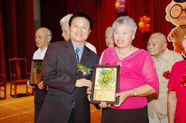 新竹縣辦99年度長青學苑結業典禮(圖)