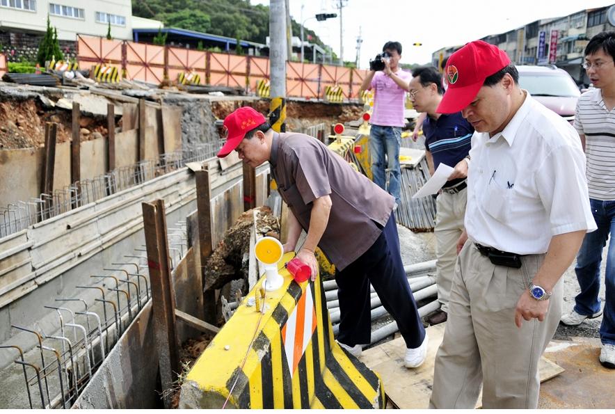 苗栗縣長劉政鴻會勘三義木雕南街淹水問題(圖)