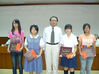 曹啟鴻表揚孝行獎學生(圖)