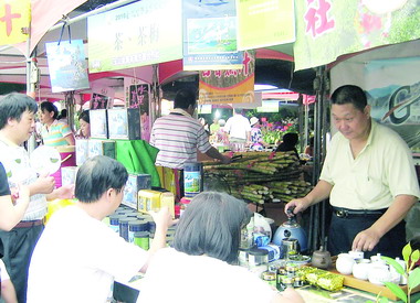 五個獎入袋 黃漳沂茶博會賣好茶(圖)