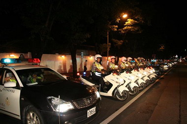 高雄市警方警力展示 打擊犯罪(圖)