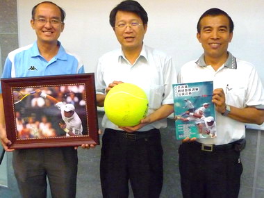 顏純左恭賀盧彥勳奪佳績(圖)