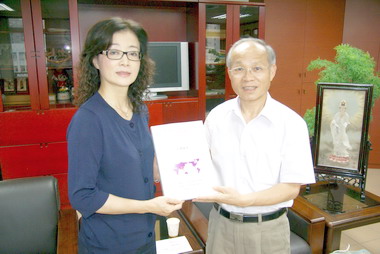 林政則嘉勉中部聯合中心同仁(圖)