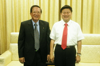 中華紙張董事郭清雄拜訪花蓮縣長傅崐萁(圖)