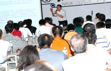 嚇阻住宅竊盜警局辦鎖匠鋁窗業座談(圖)
